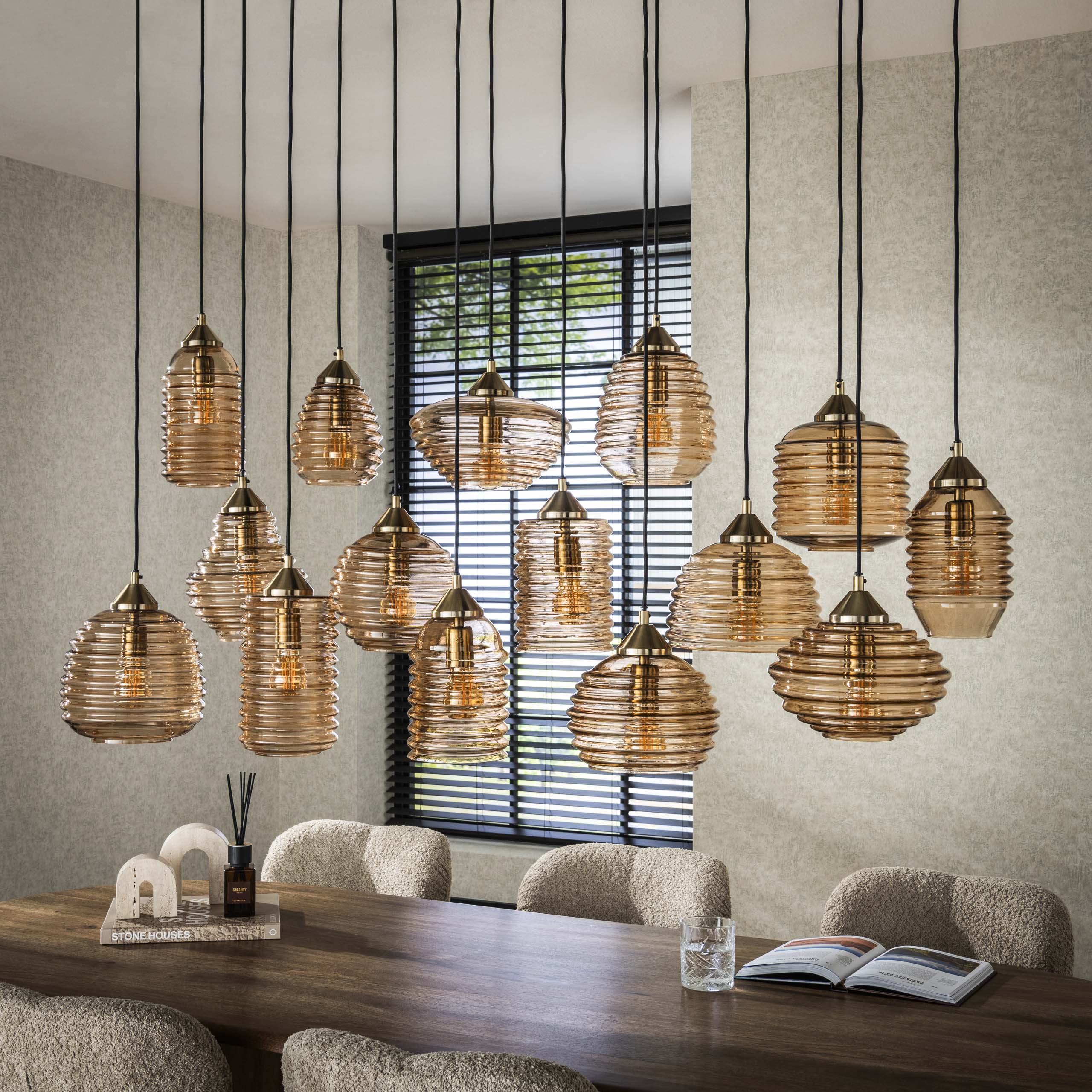 Suspension "Solaro" – avec 15 lampes au design en verre côtelé et couleur ambre