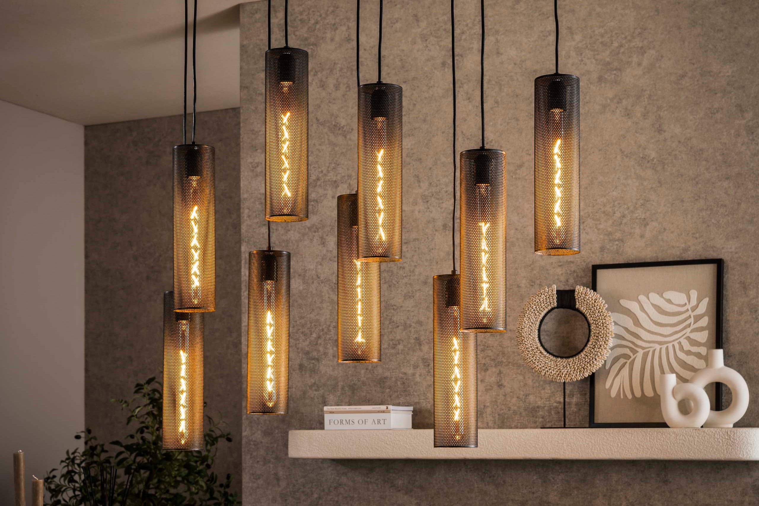 Suspension « Marcella » – Avec 9 lampes dans un design élégant en tube-mesh noir