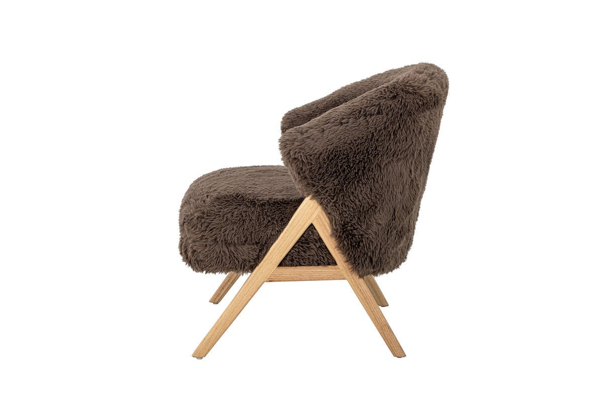 Loungesessel Ang – Kunstfell & FSC®-Holz in warmem Braunton