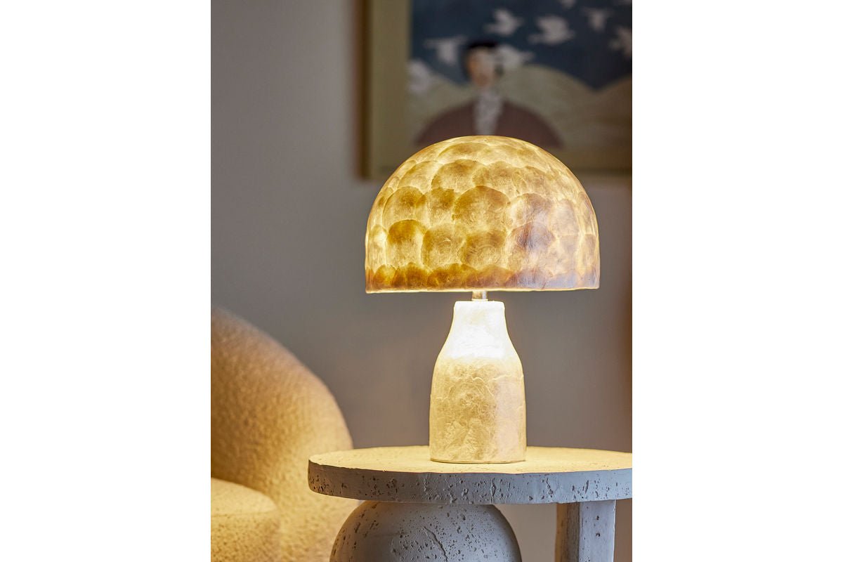 Lampe de table Nerea – Design scintillant en capiz aux tons naturels
