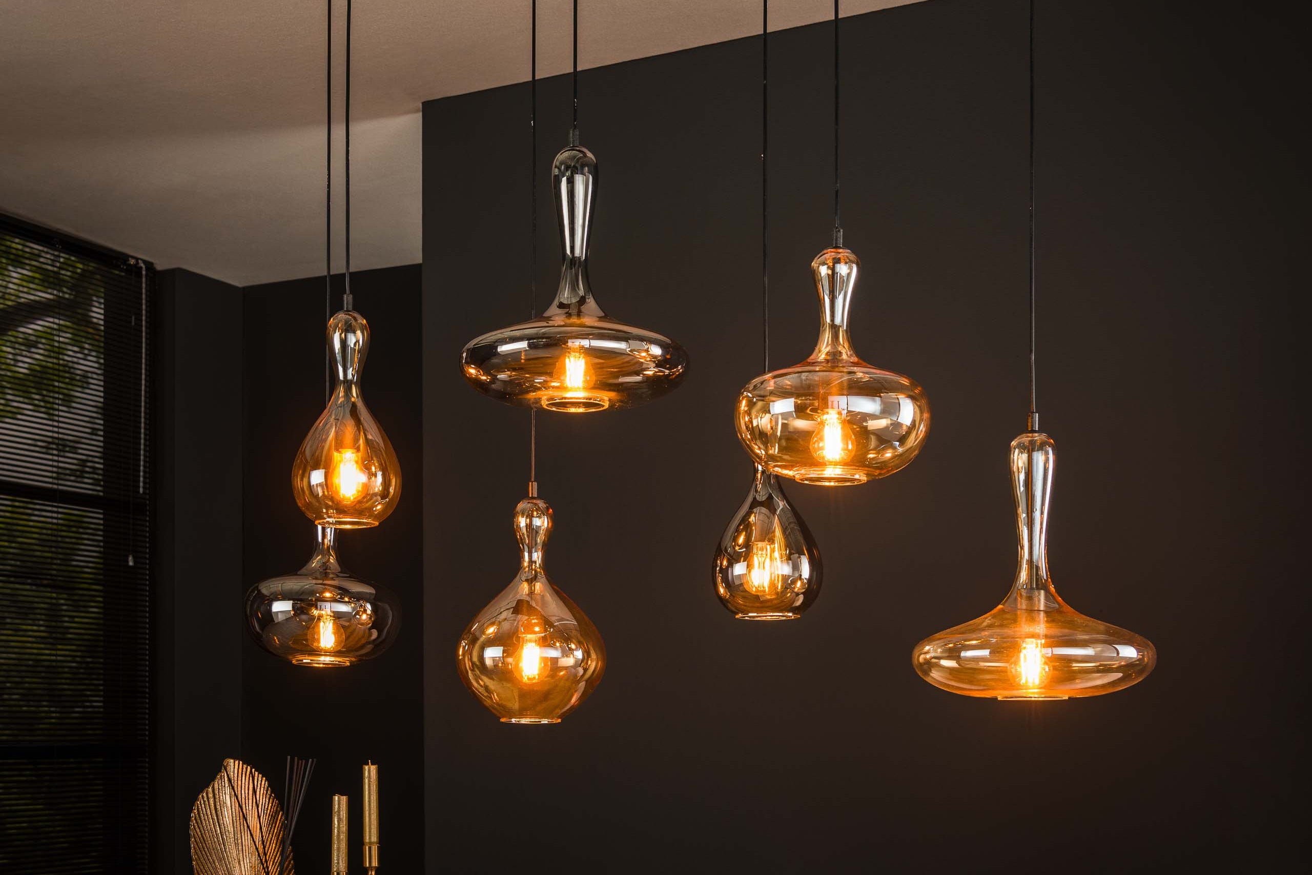 Suspension "Viretta" – 7 abat-jours en verre en forme de carafe avec armature en métal noir