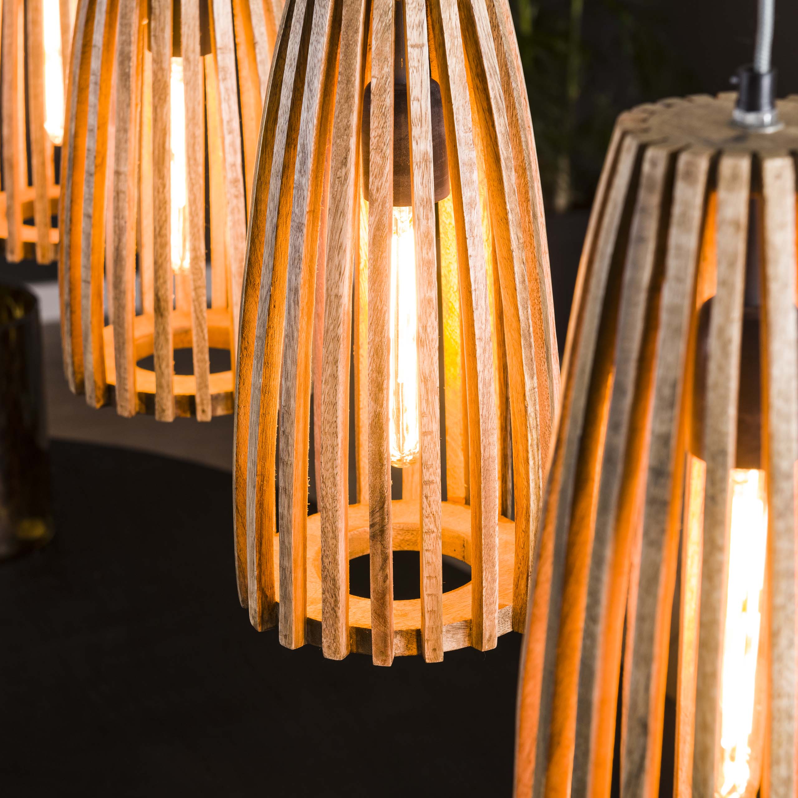 Suspension « Orenda » – 4 lampes avec abat-jours en bois de manguier