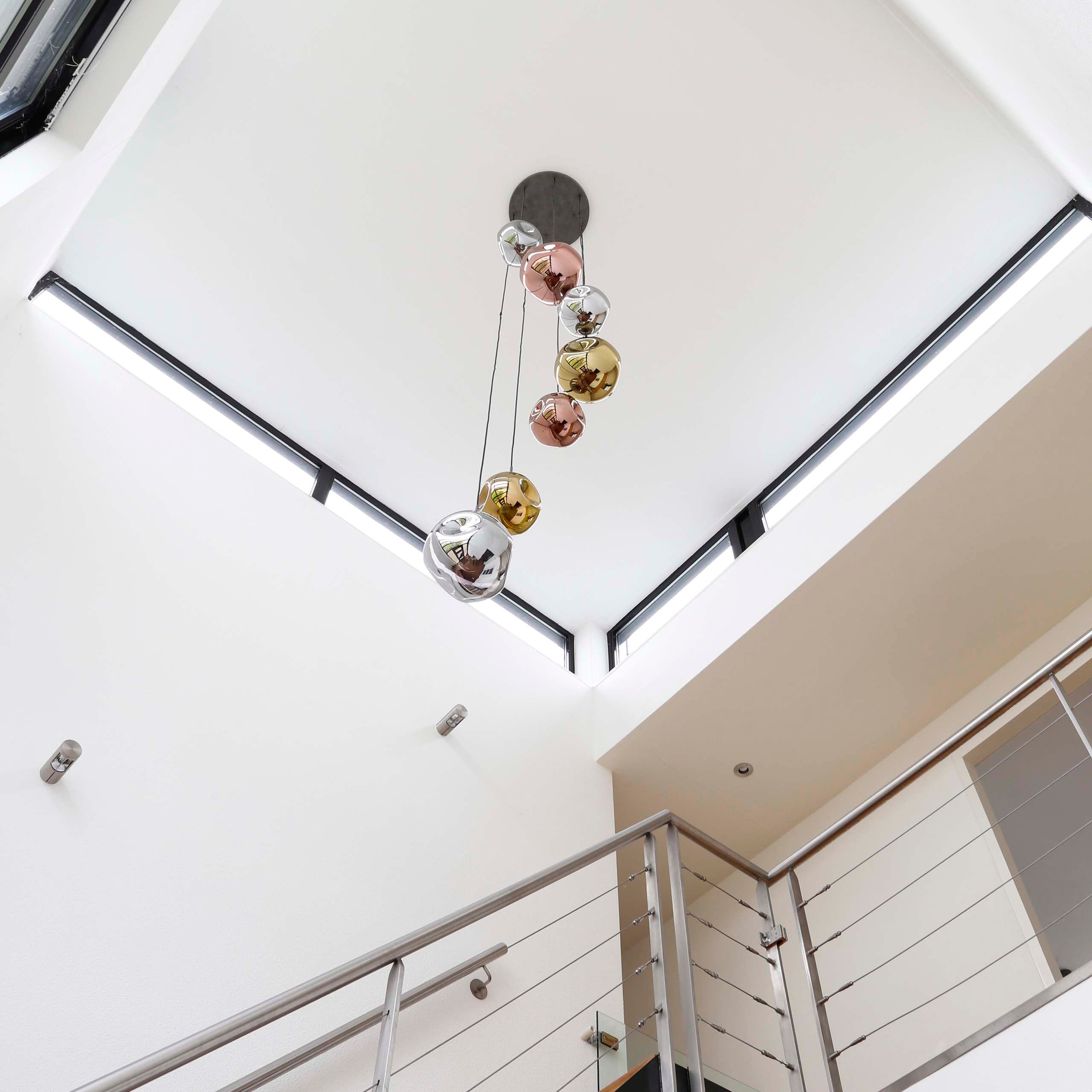 Suspension « Elaris » – 7 lampes graduées en combinaison de couleurs métal or, cuivre et chrome