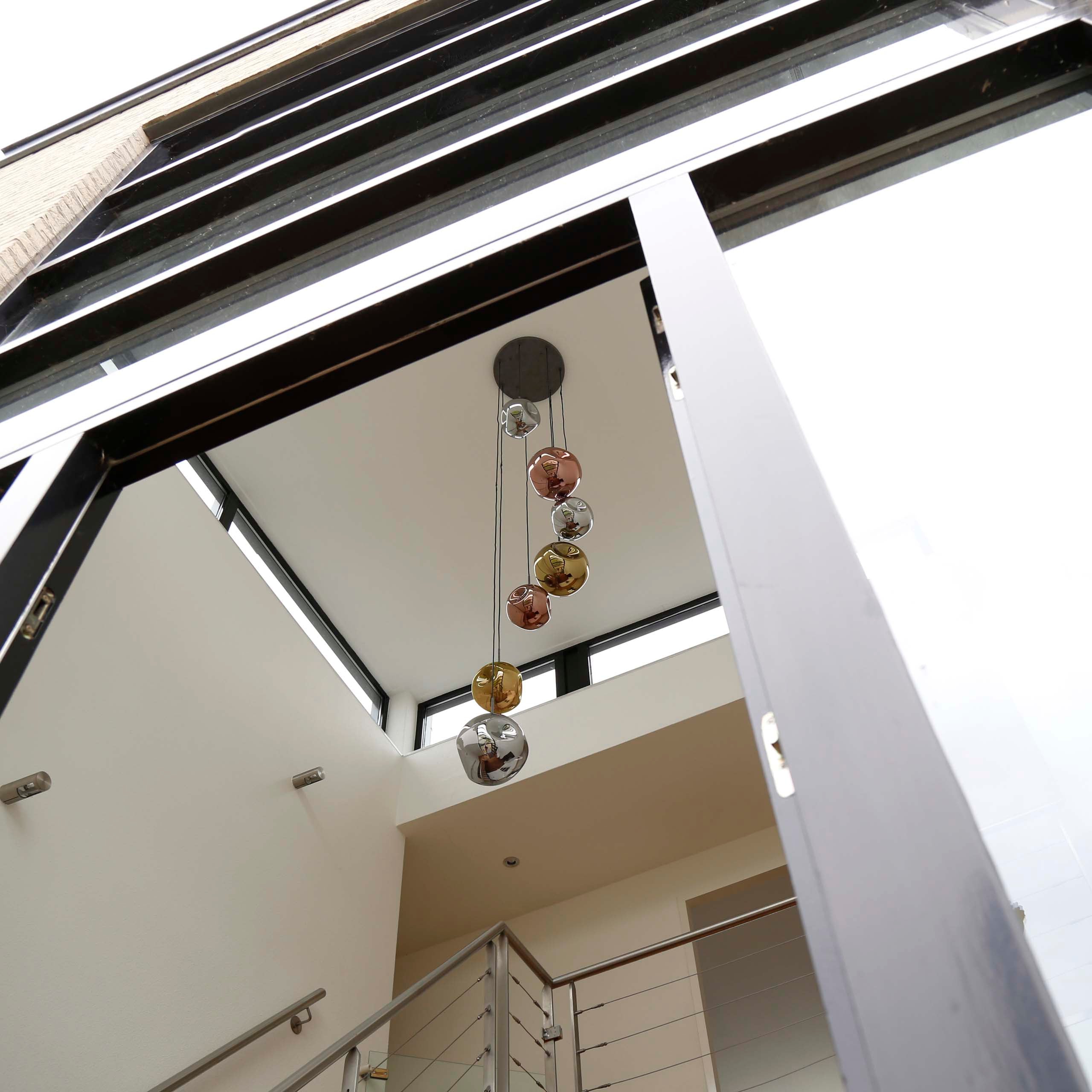 Suspension « Elaris » – 7 lampes graduées en combinaison de couleurs métal or, cuivre et chrome