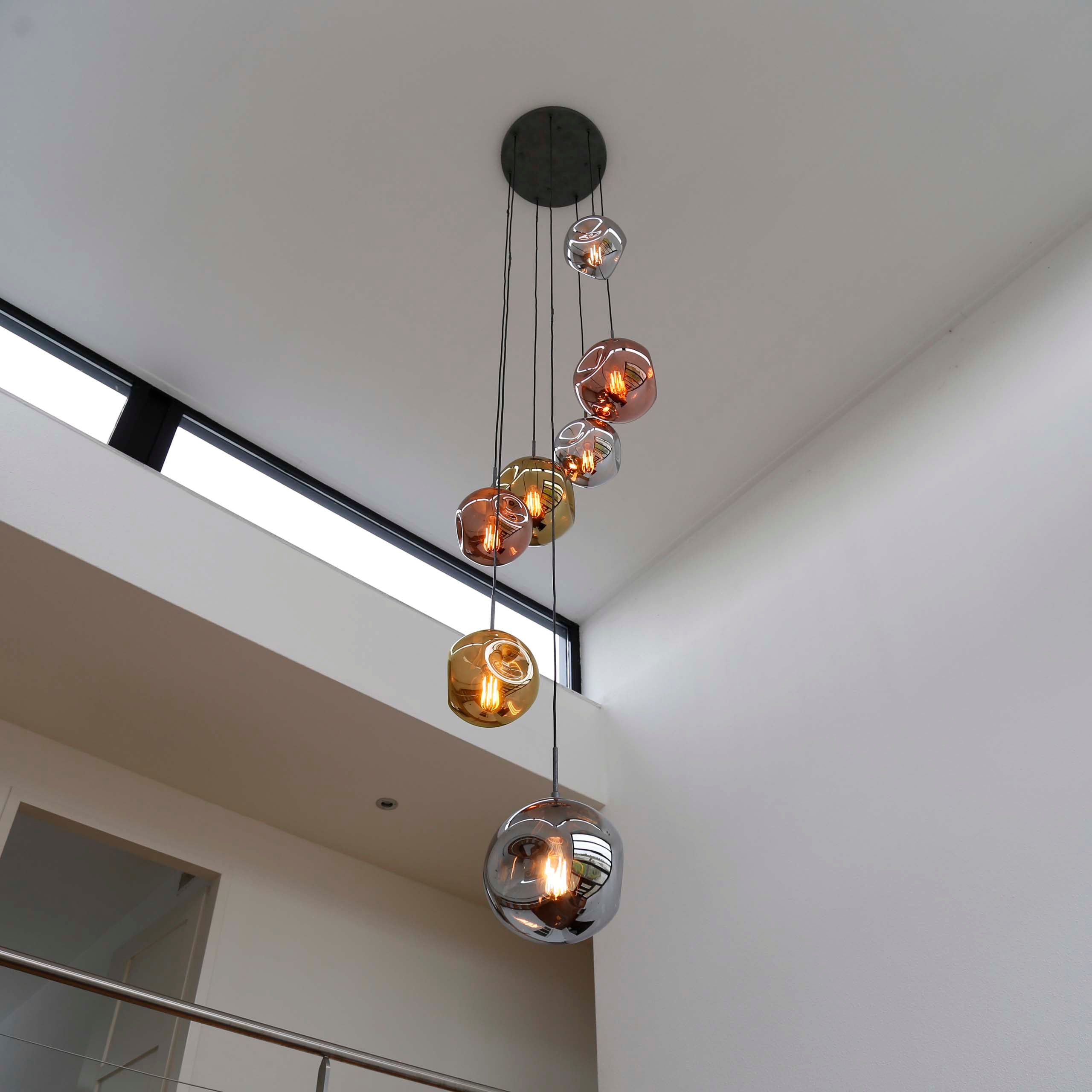 Suspension « Elaris » – 7 lampes graduées en combinaison de couleurs métal or, cuivre et chrome