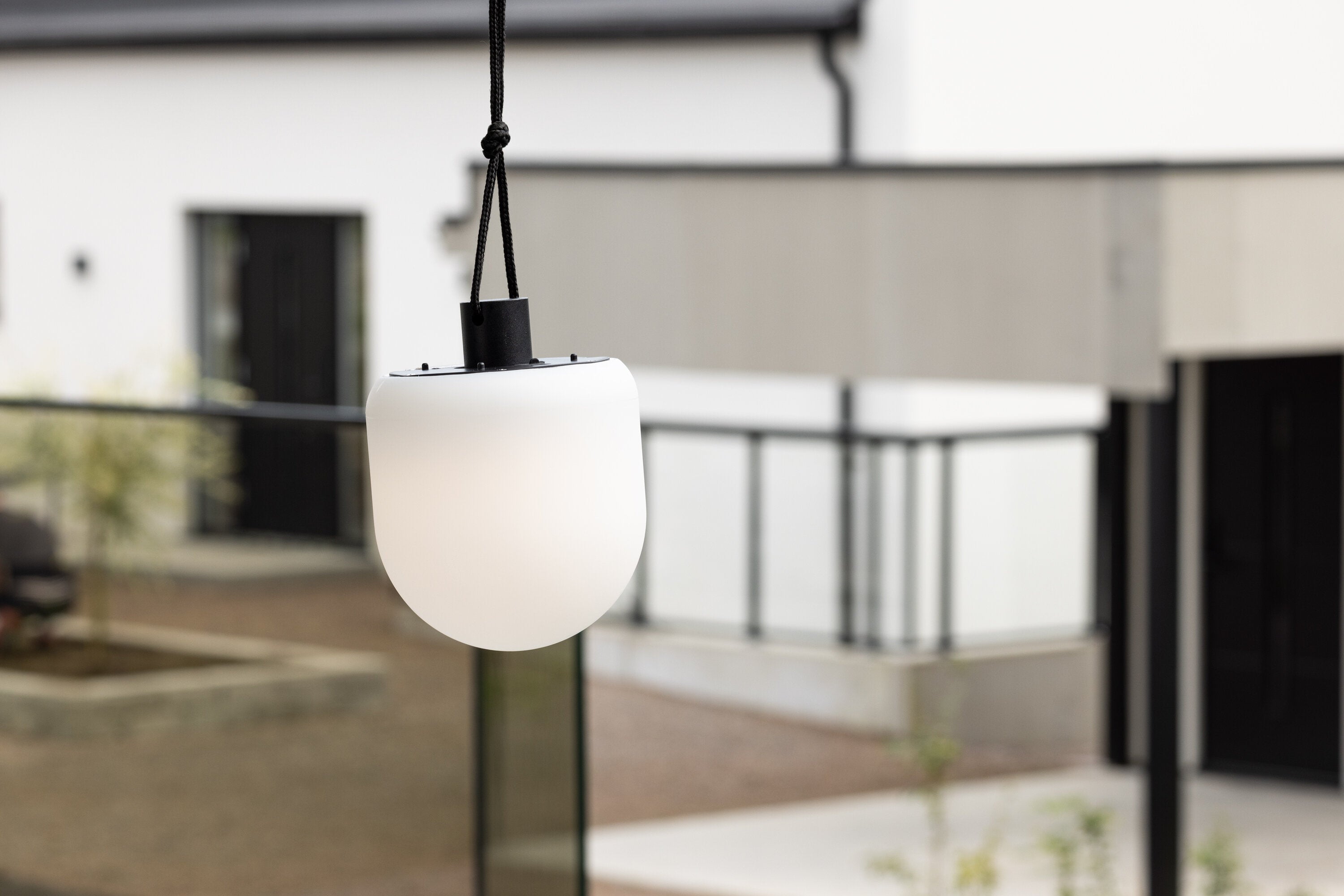 Suspension d'extérieur « Ilona » – en blanc en acier pour terrasse, balcon et jardin