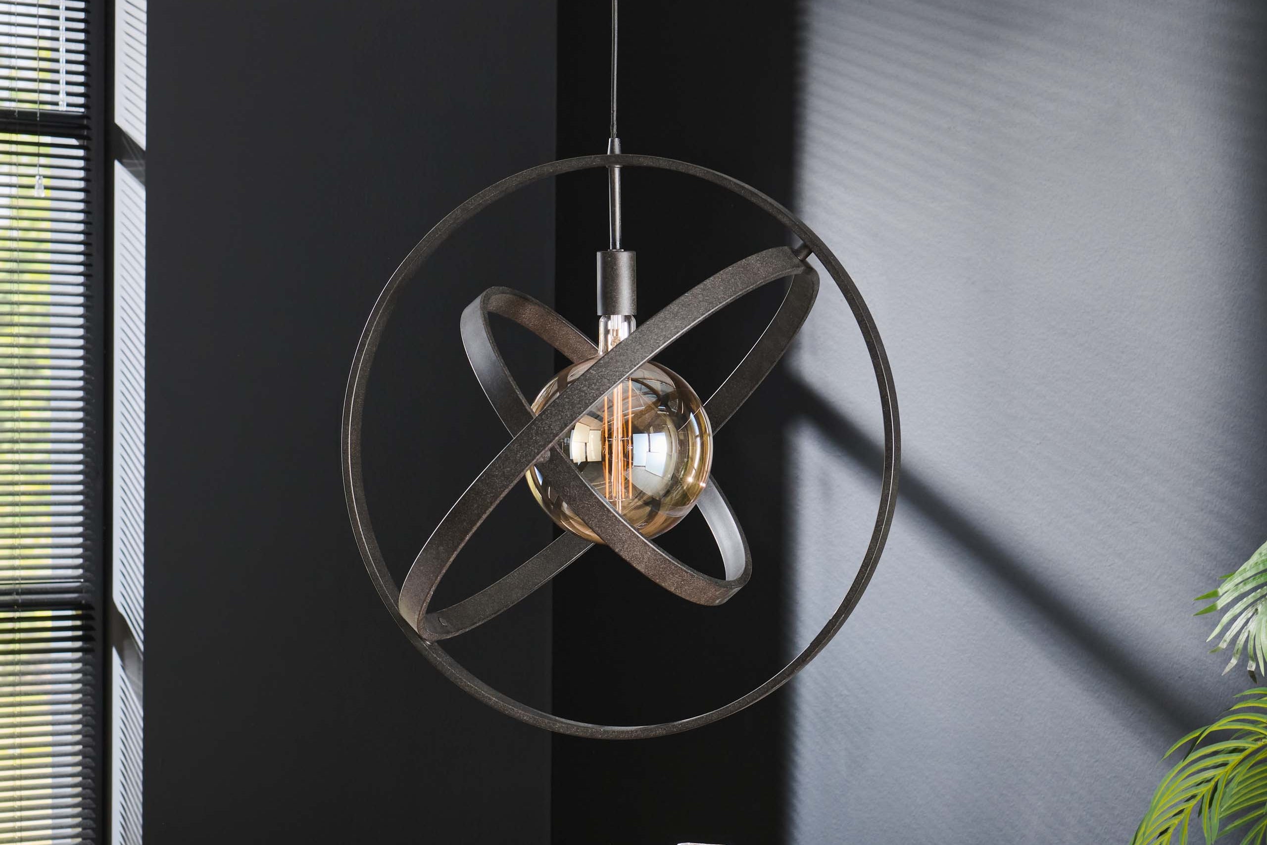 Suspension « Orvion » – 1 lampe avec design sphérique en métal noir