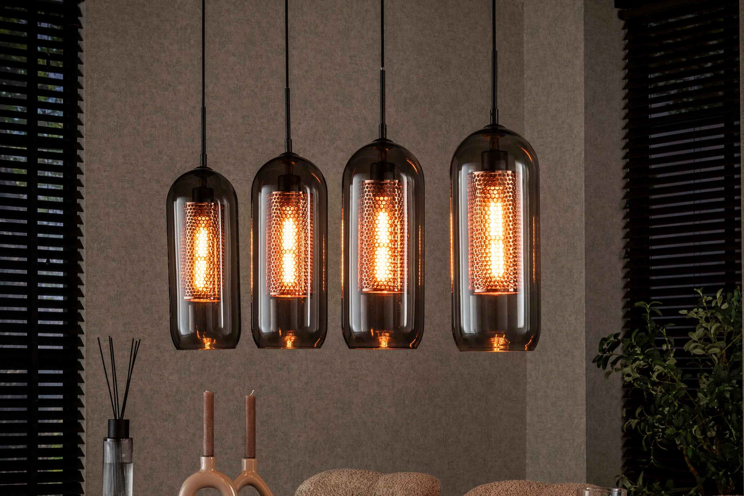 Suspension « Rivella » – Avec 4 lampes en verre fumé à mailles, design avec abat-jours cylindriques en treillis de cuivre