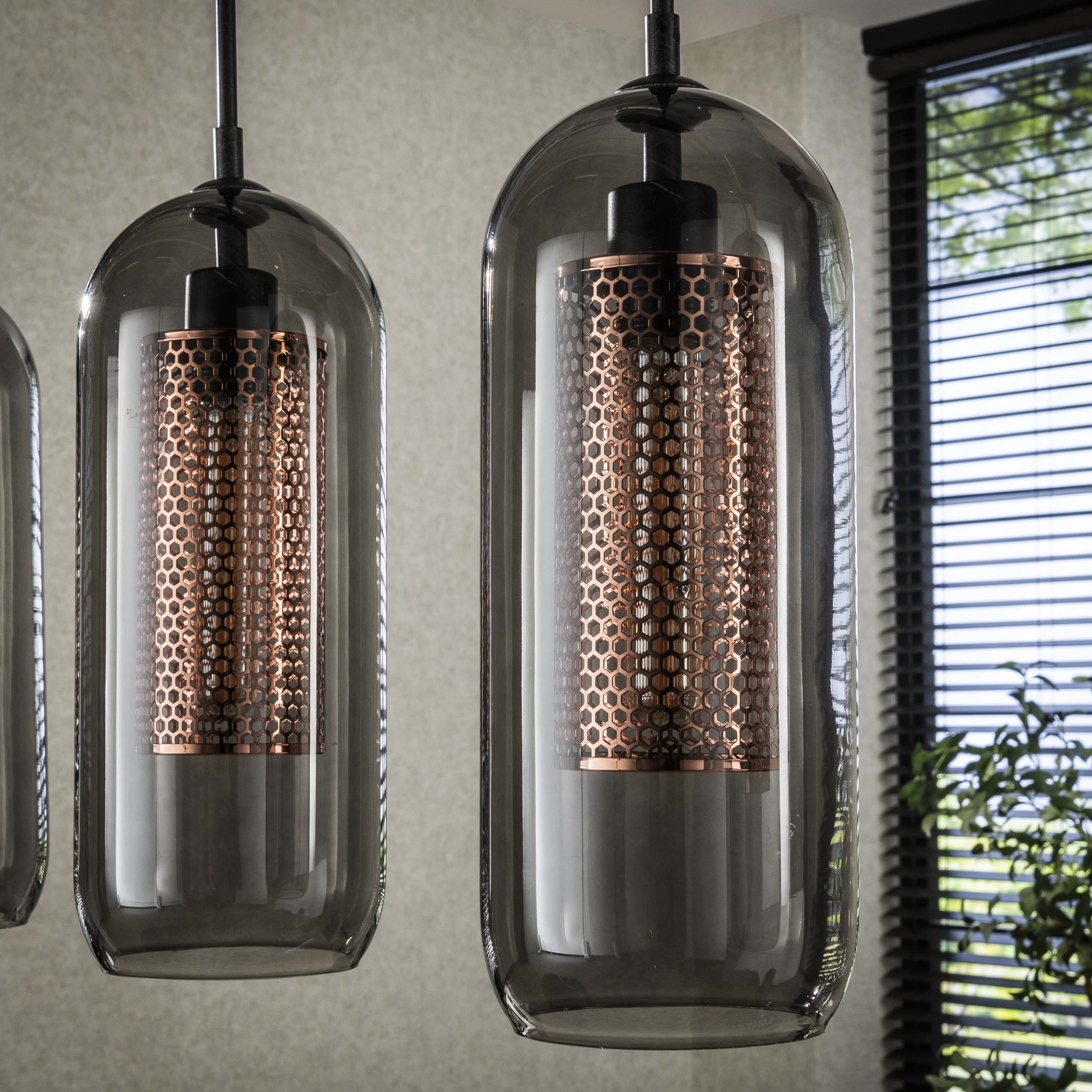 Suspension « Rivella » – Avec 4 lampes en verre fumé à mailles, design avec abat-jours cylindriques en treillis de cuivre