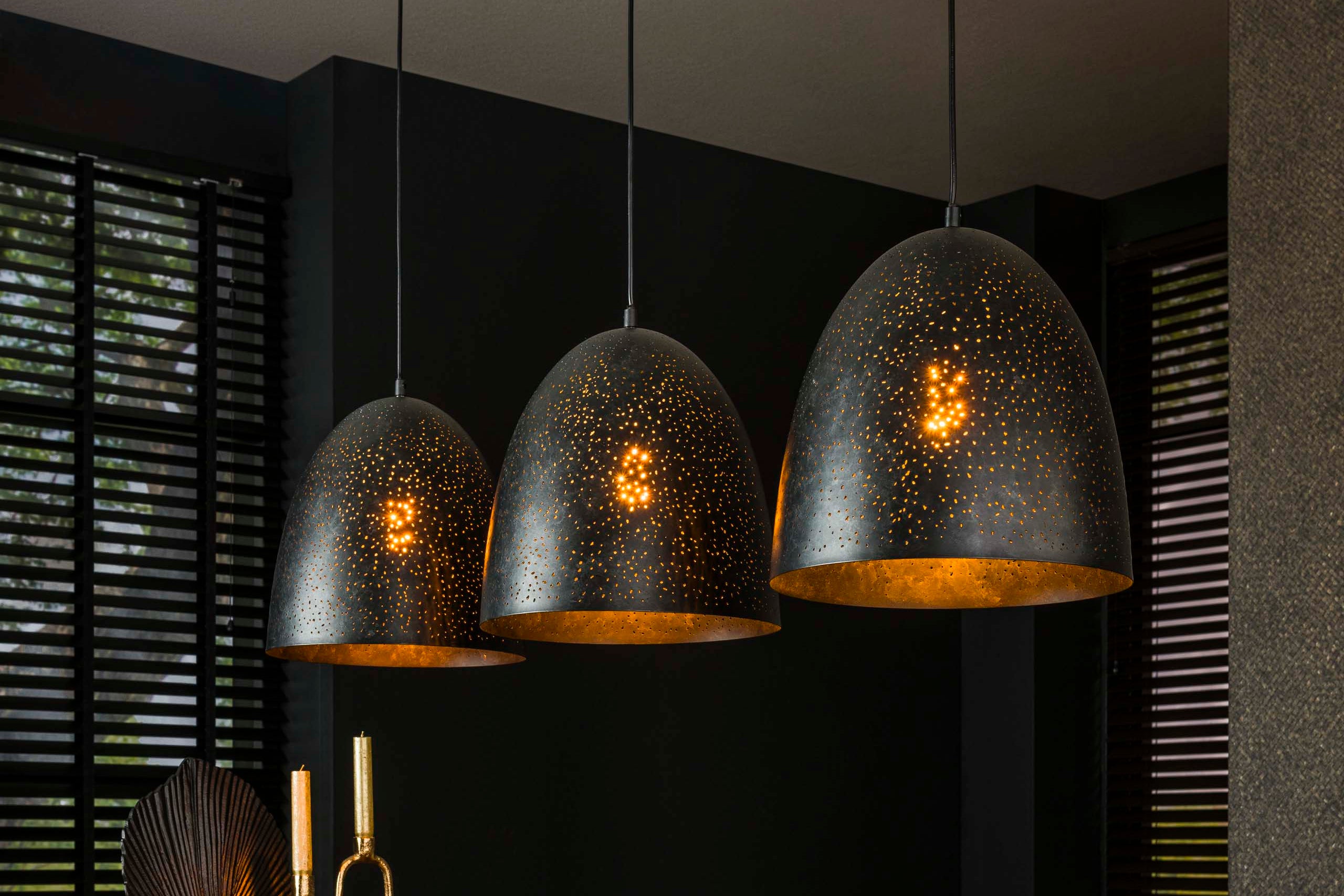 Suspension « Aliora » – Avec 3 luminaires en forme de cloche gris foncé au design en maille