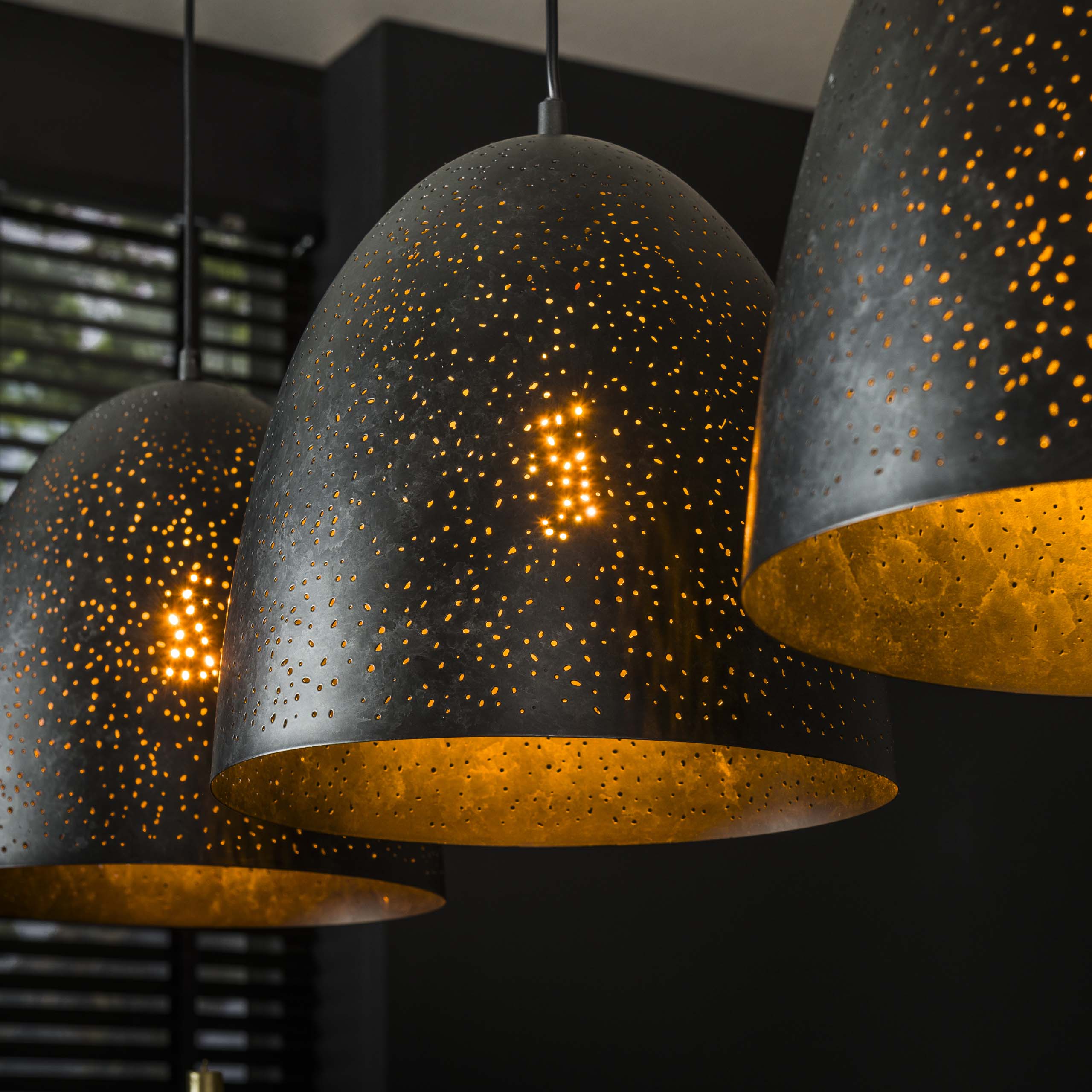 Pendelleuchte „Aliora“ –  Mit 3 Leuchten in dunkelgrauer Glockenform im Mesh-Design