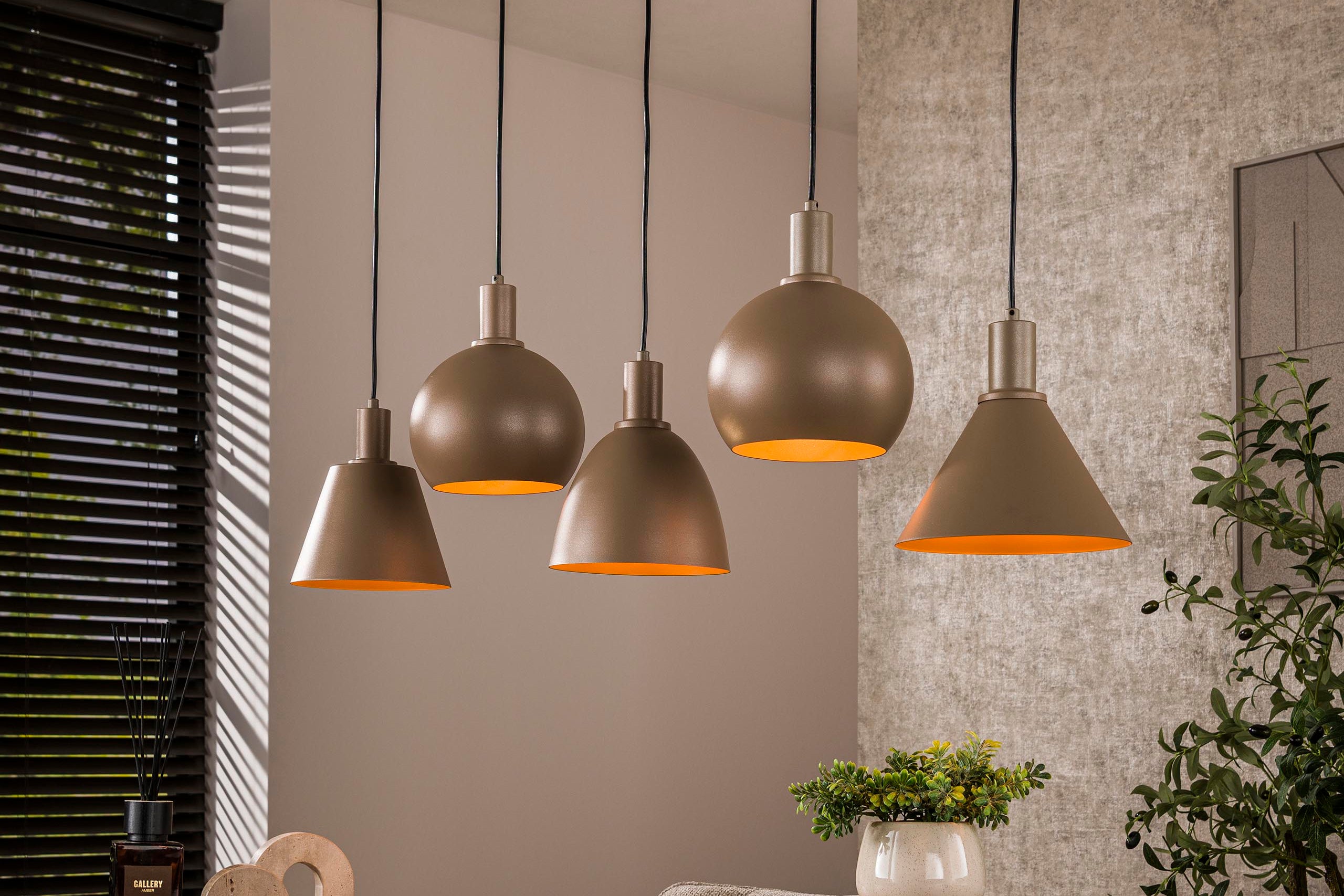 Suspension "Lumiselle" – 5 luminaires en Métal de formes variées en Beige ou bronze