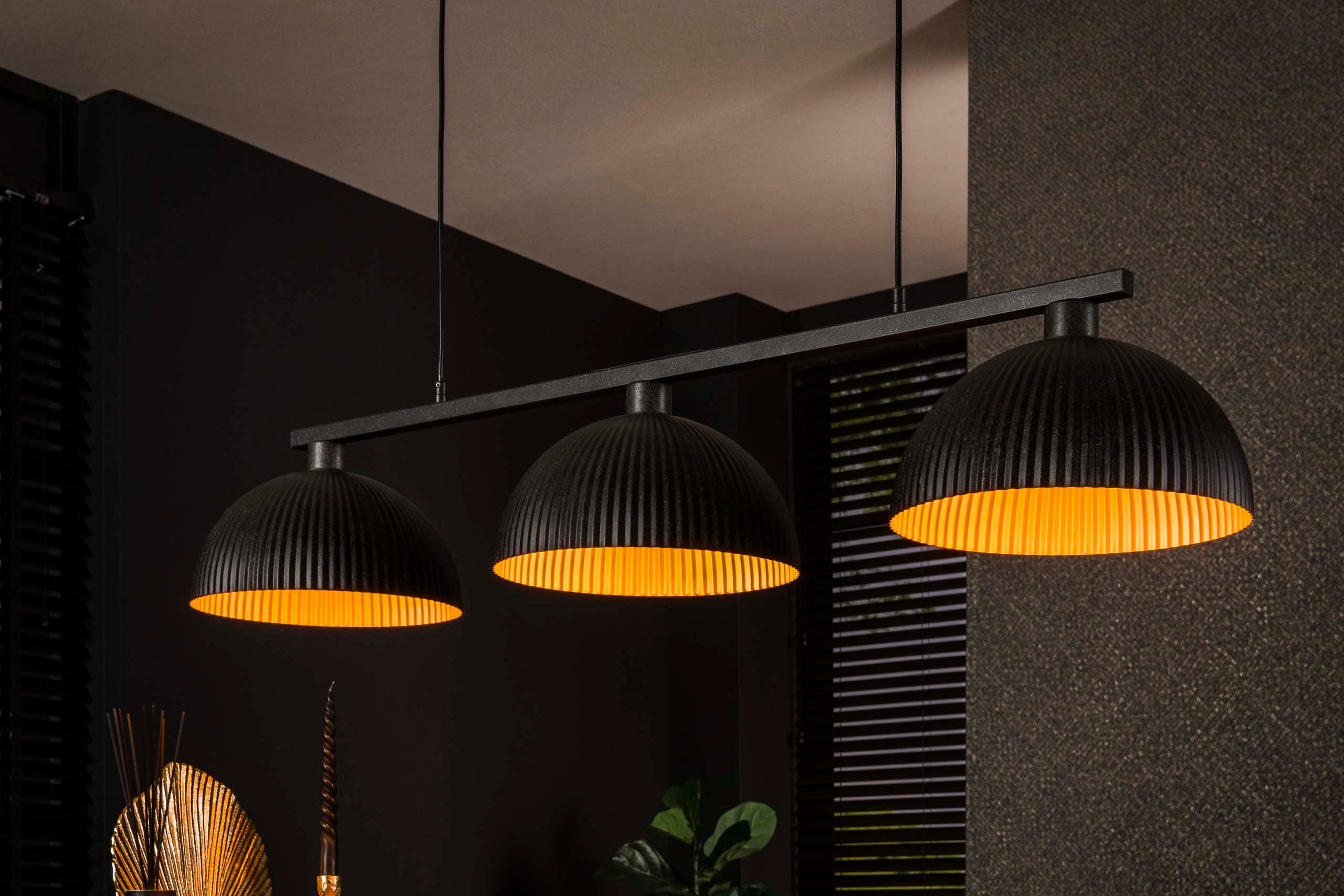 Suspension « Orvella » – 3 lampes en Métal sur tige de support avec surface rainurée