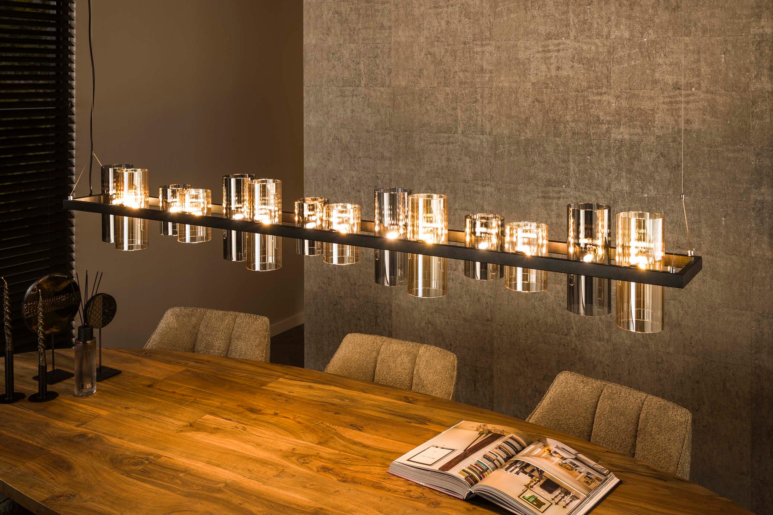 Suspension "Melvira" – 14 abat-jours cylindriques en verre aux finitions ambre et chrome