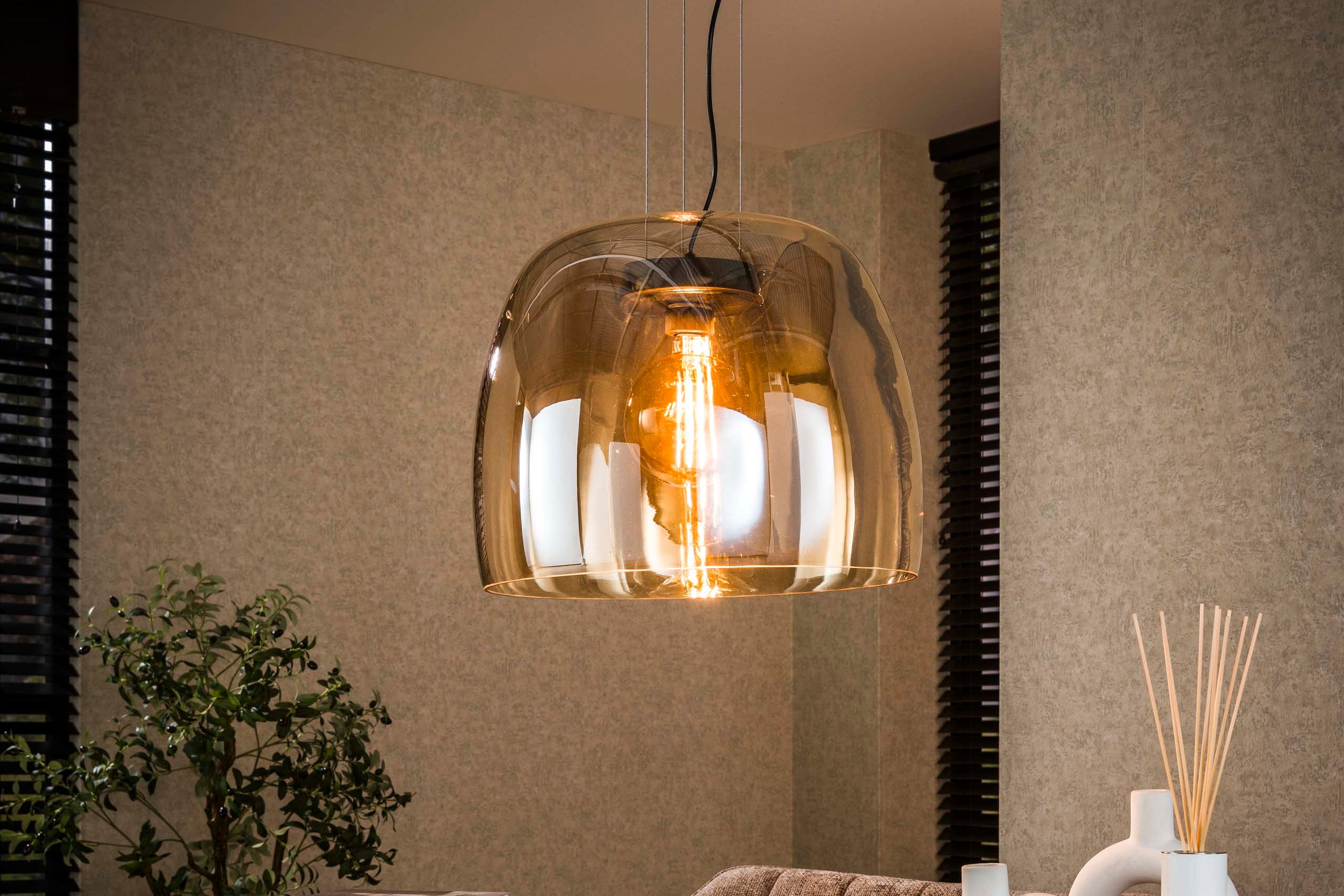 Suspension « Avernis » – Grand abat-jour disponible en ambre, cuivre et chrome