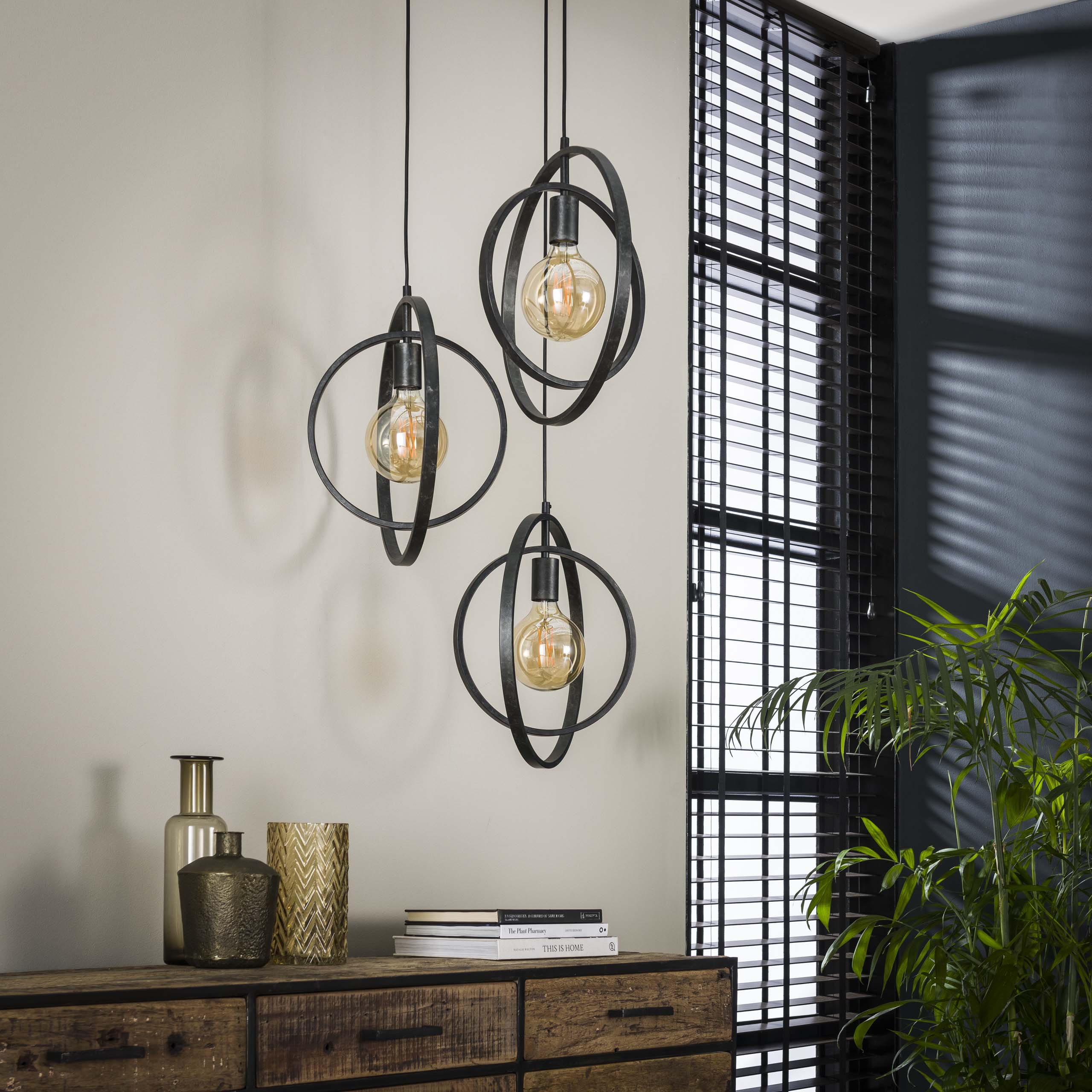 Suspension Orbitra Trio – Design en anneaux étagés en anthracite (3 flammes)