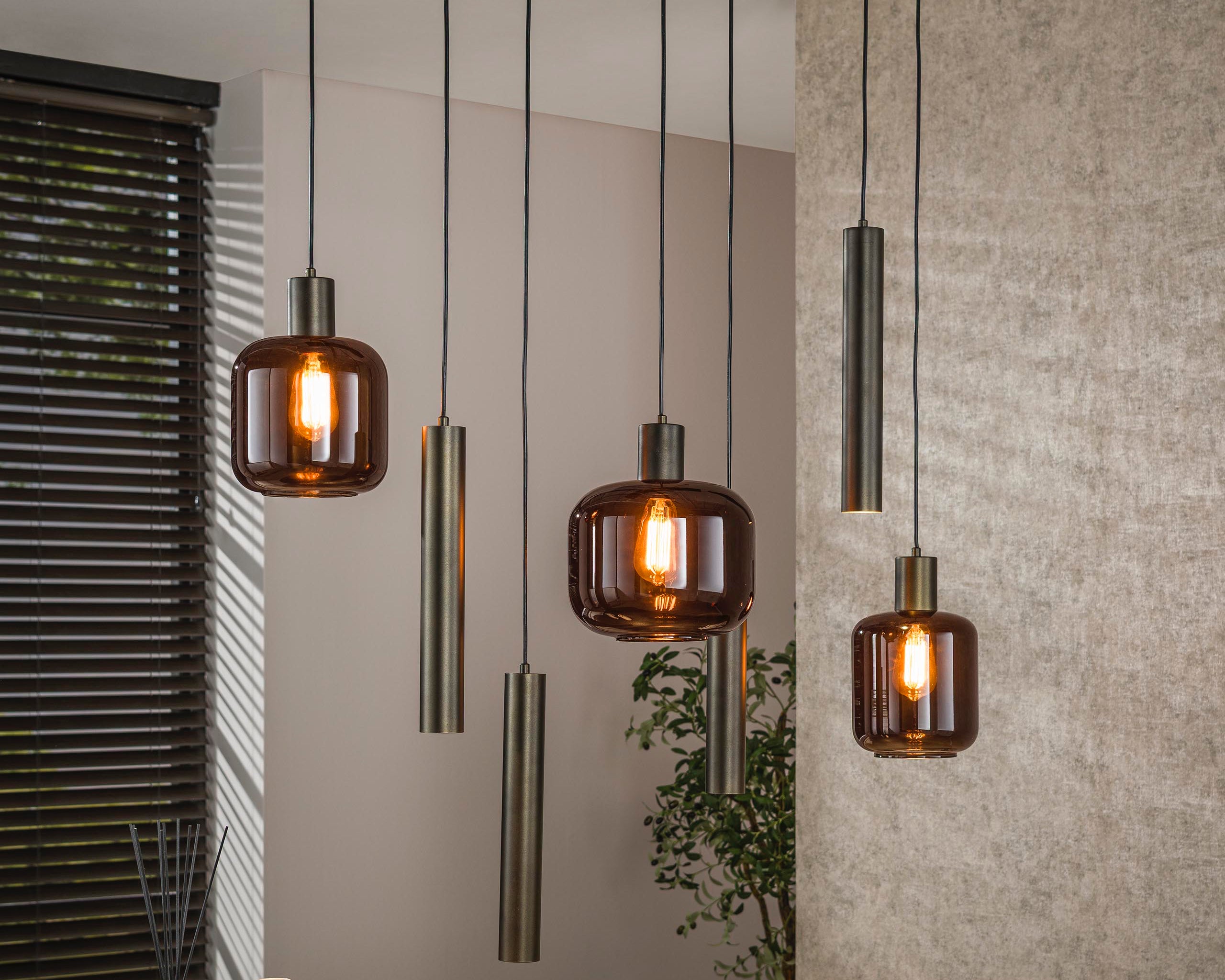 Pendelleuchte Sokka – 7 Leuchten mit Metall- und Glashauben in Braun