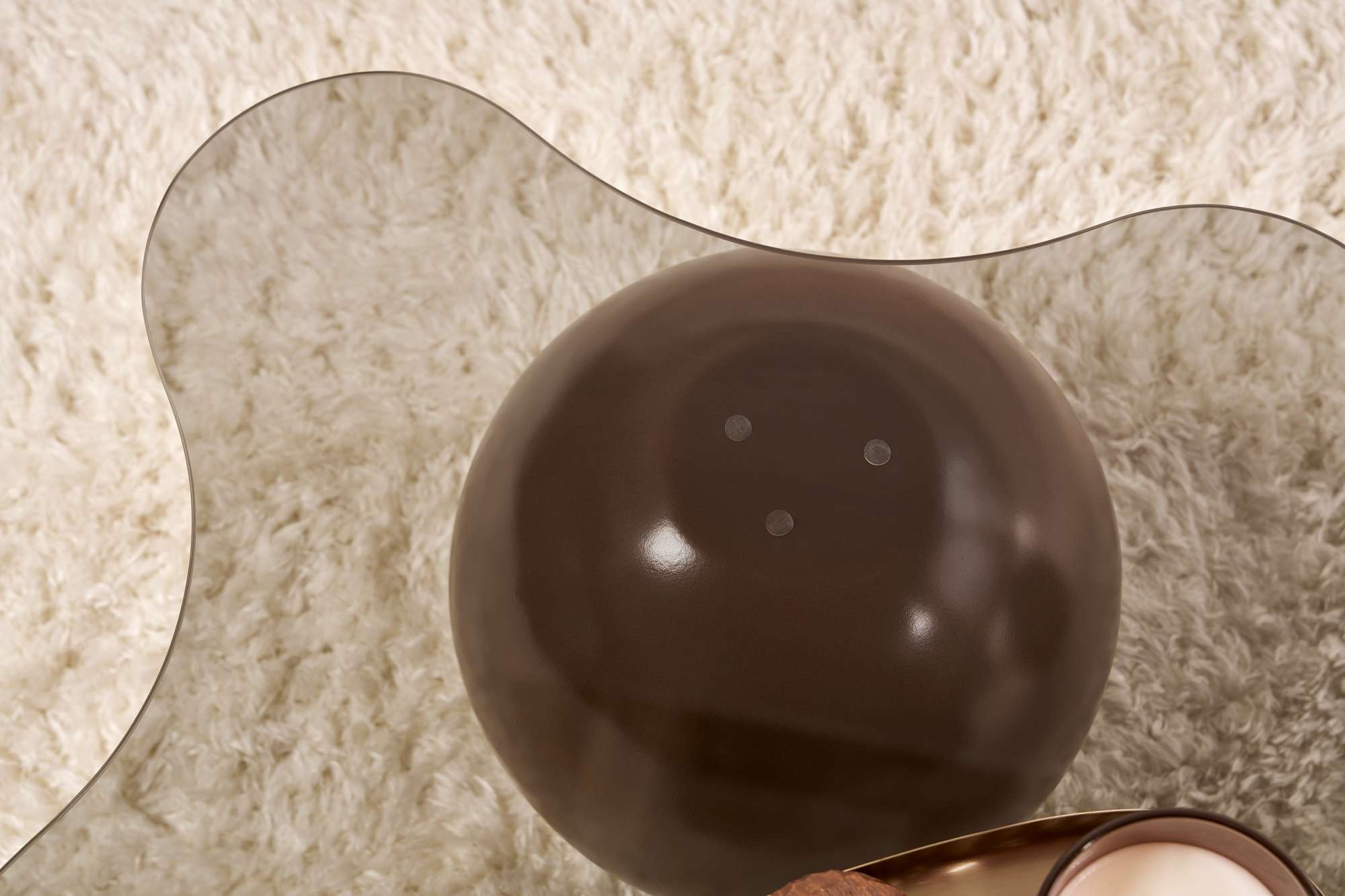 Table basse Trevano - plateau en verre trempé avec silhouette ondulée