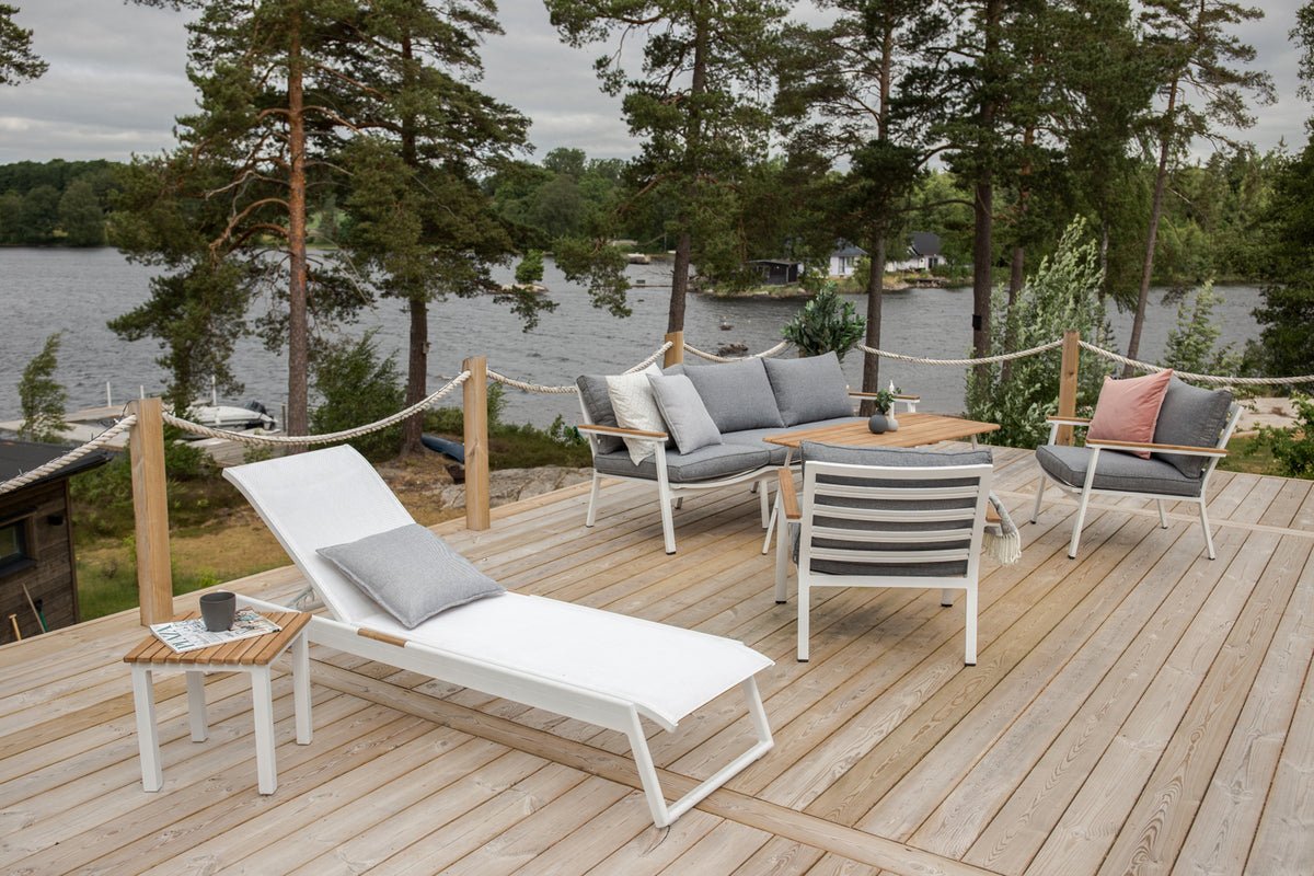 Gartentisch Siku - ein weißer Beistelltisch aus Aluminium und Teakholz