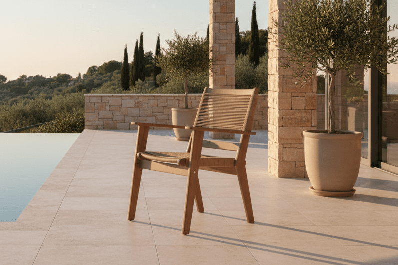 Ensemble de 2 chaises de jardin Koru - une chaise couleur naturelle en bois d'acacia