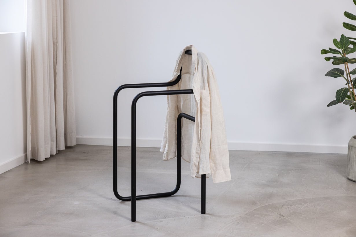 Garderobe James – Minimalistischer Herrendiener im Stuhl-Design