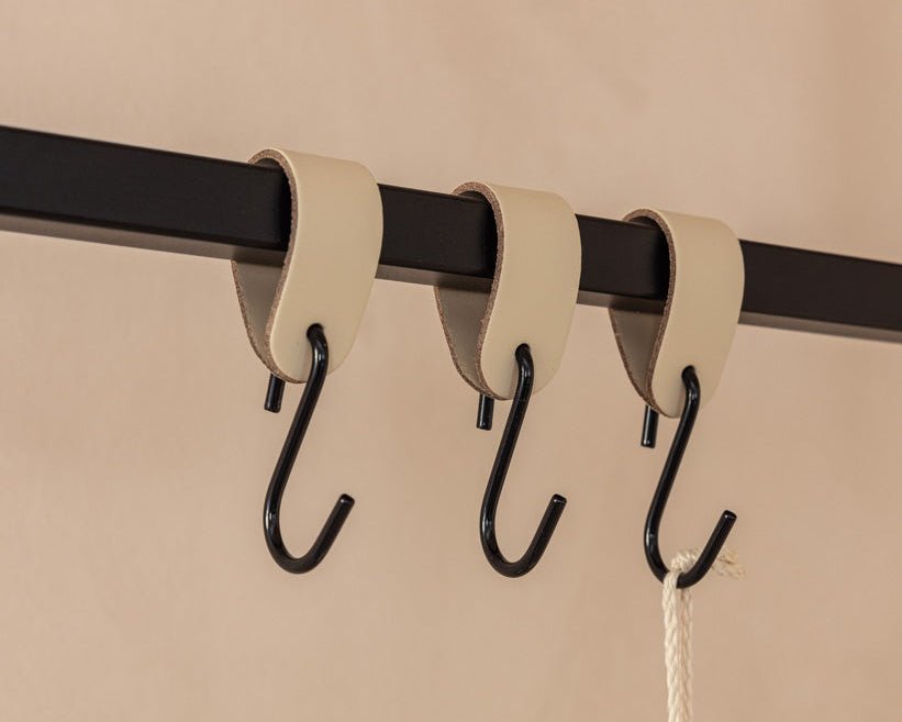 Leder Kleiderhaken Arcoro aus Stahl & Echtleder