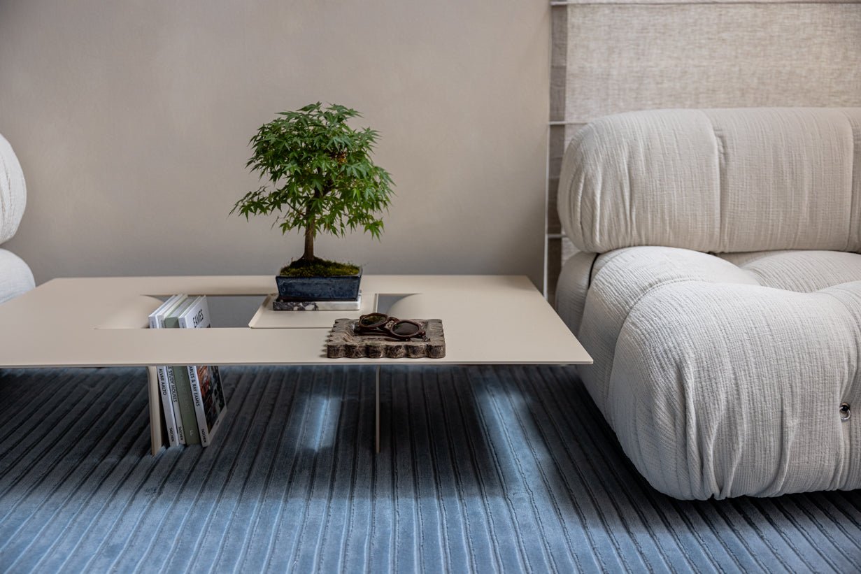 Table basse Cut – Design minimaliste en acier avec ouverture créative