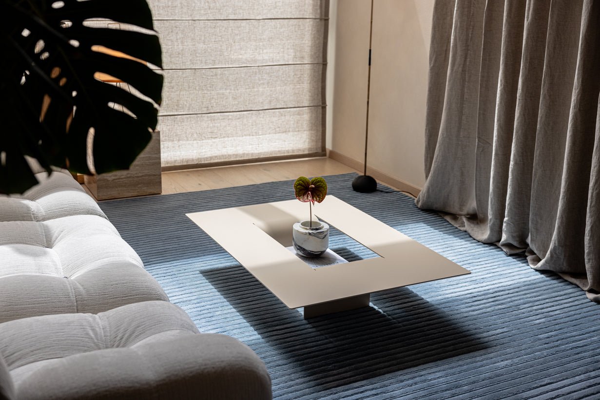 Table basse Cut – Design minimaliste en acier avec ouverture créative