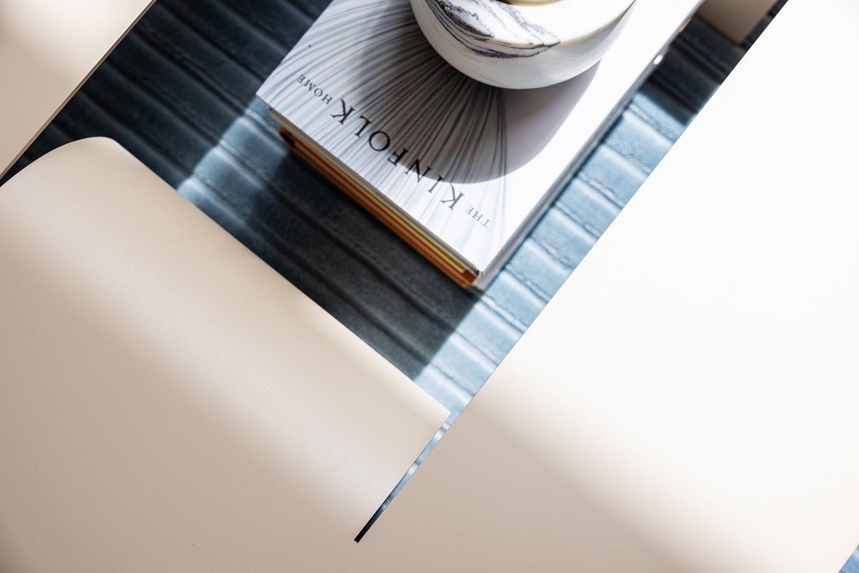 Table basse Cut – Design minimaliste en acier avec ouverture créative