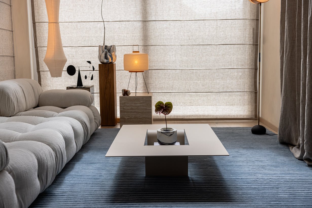 Table basse Cut – Design minimaliste en acier avec ouverture créative