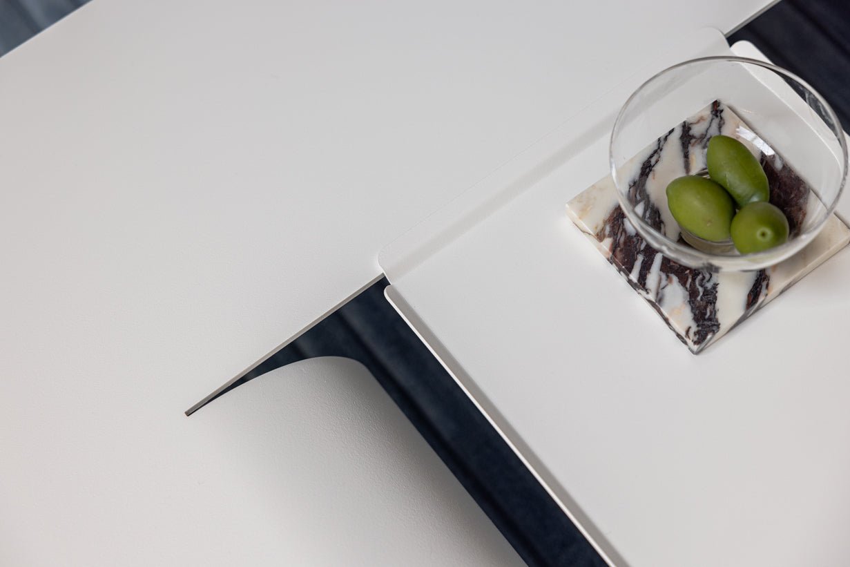 Table basse Cut – Design minimaliste en acier avec ouverture créative