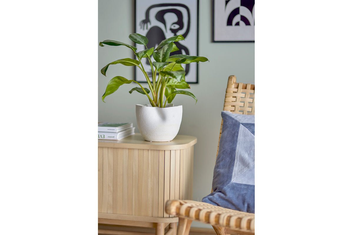 Blumentopf Ivalo – Modernes Steingutdesign in Weiß