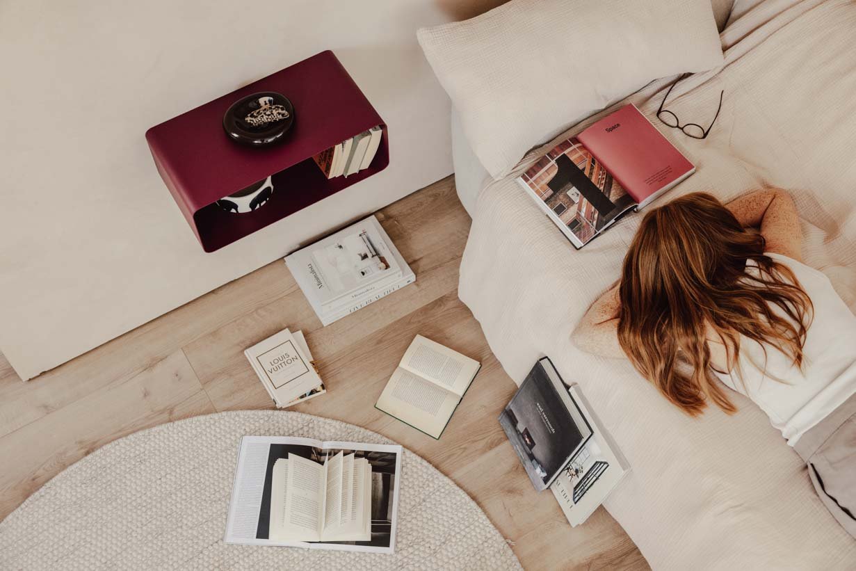 Table de chevet Nelio – Design suspendu avec passage de câble