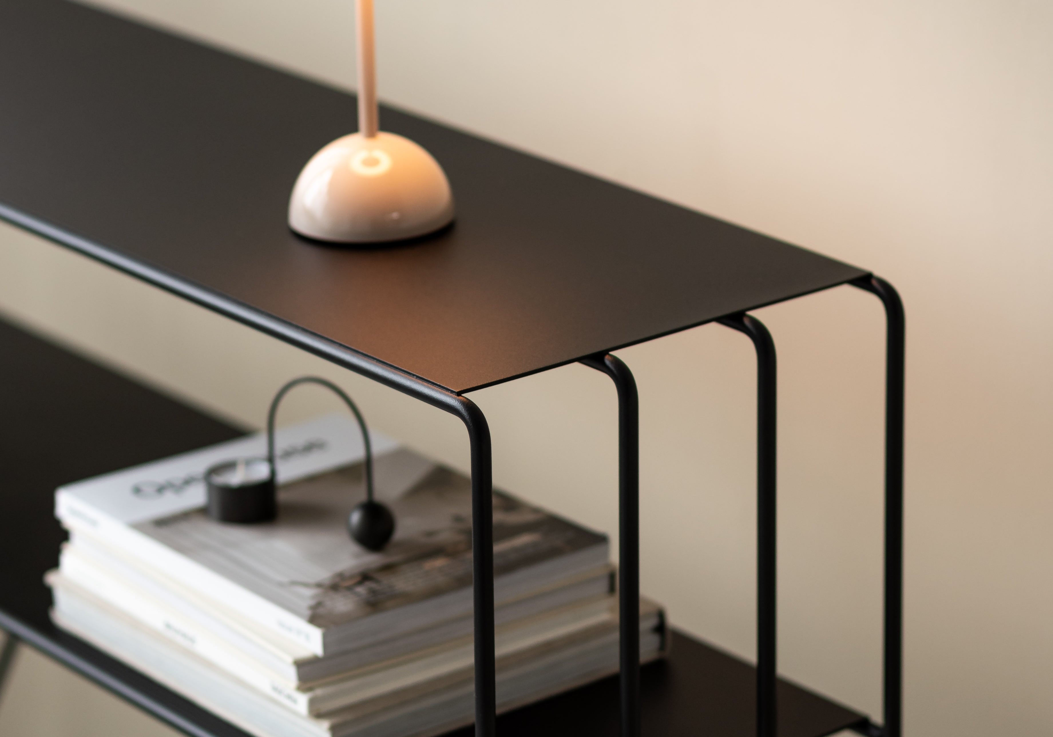 Commode Ria – design métallique avec deux étagères