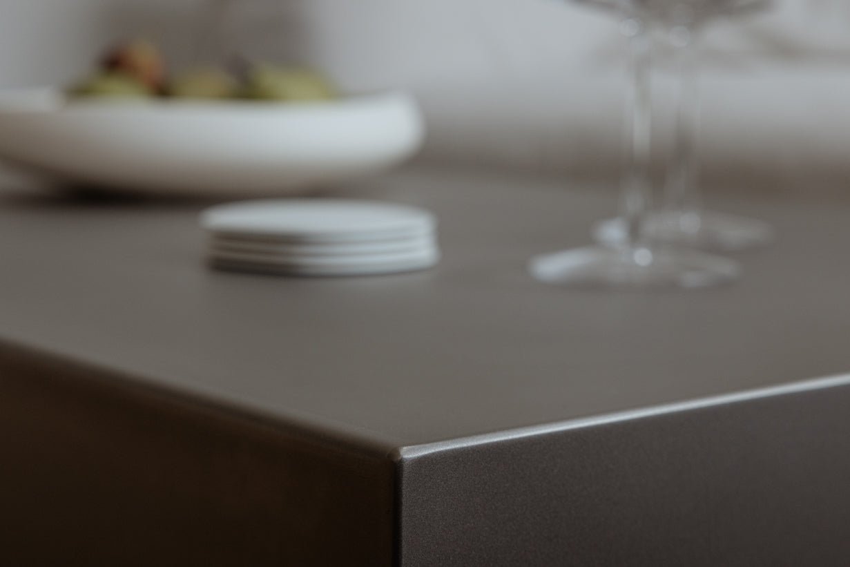 Couchtisch RAW-C – Edelstahl mit seidig-mattem Finish