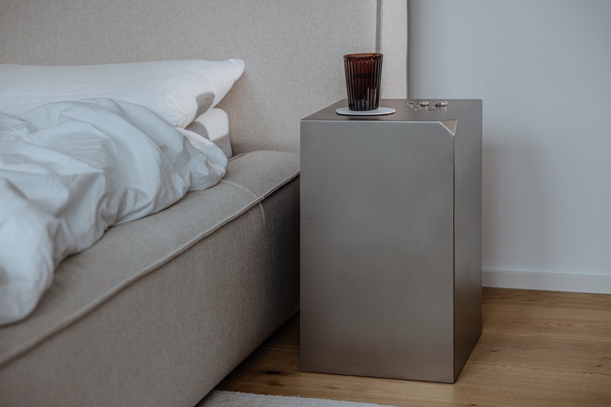 Table d'appoint/table de chevet RAW C – cube en acier inoxydable avec étagère intégrée