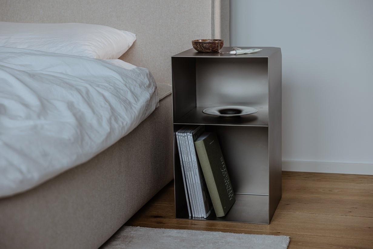 Table d'appoint/table de chevet RAW C – cube en acier inoxydable avec étagère intégrée
