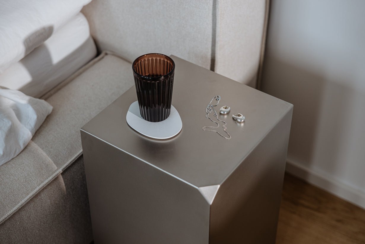 Table d'appoint/table de chevet RAW C – cube en acier inoxydable avec étagère intégrée