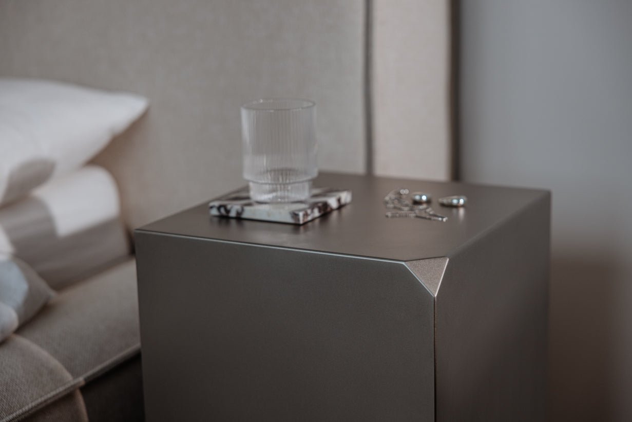 Table d'appoint/table de chevet RAW C – cube en acier inoxydable avec étagère intégrée