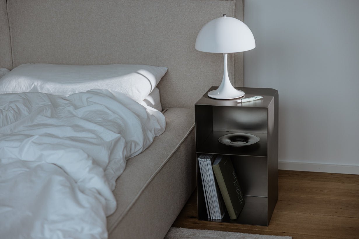 Table d'appoint/table de chevet RAW C – cube en acier inoxydable avec étagère intégrée