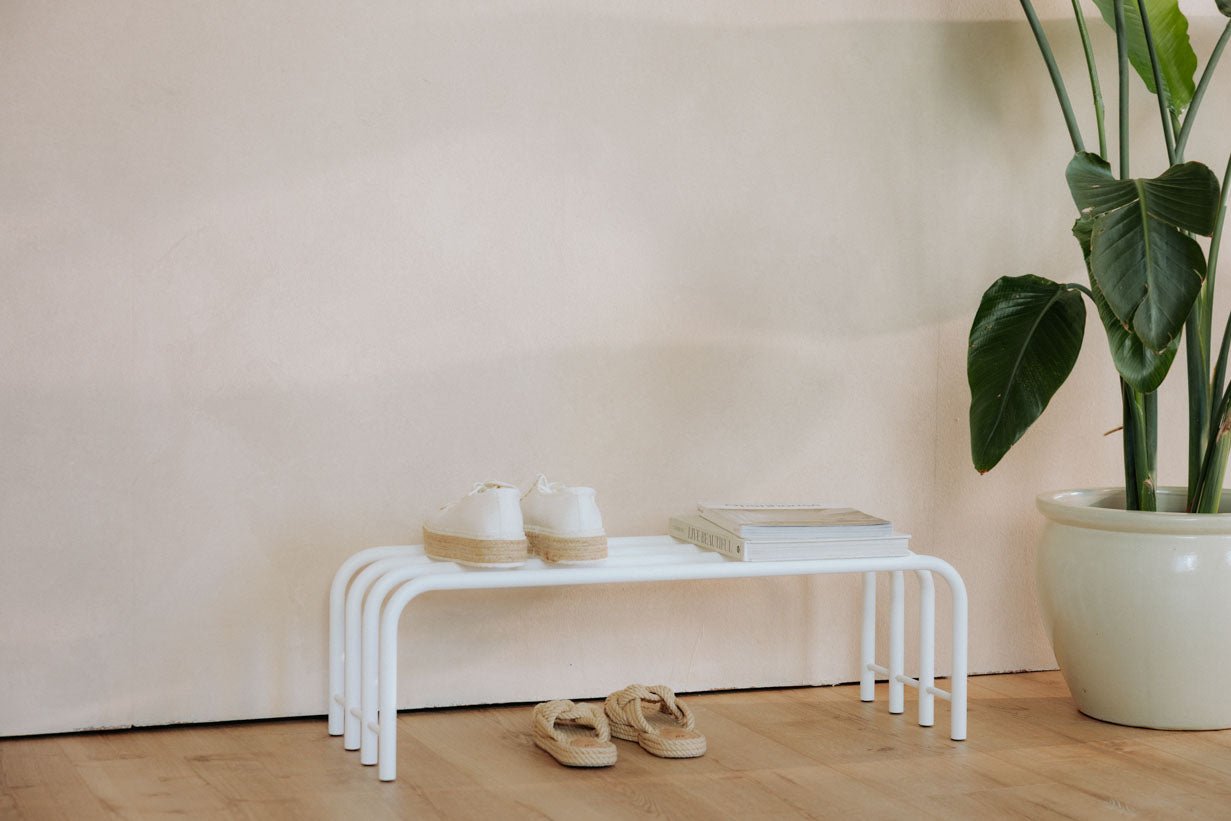 Étagère à chaussures Camo – design en acier inoxydable en Noir, Cashew ou Blanc