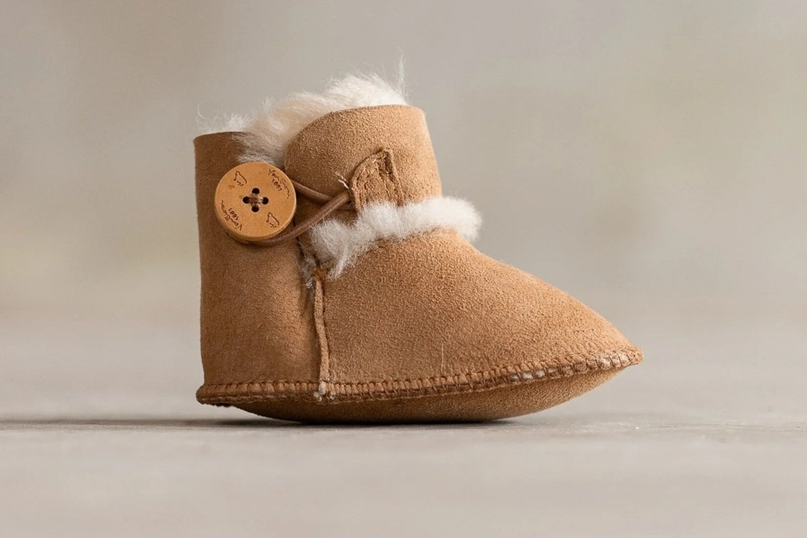 Chaussons bébé en peau de mouton Noa – Peau de mouton véritable en Sable, Gris, Rose & Blanc