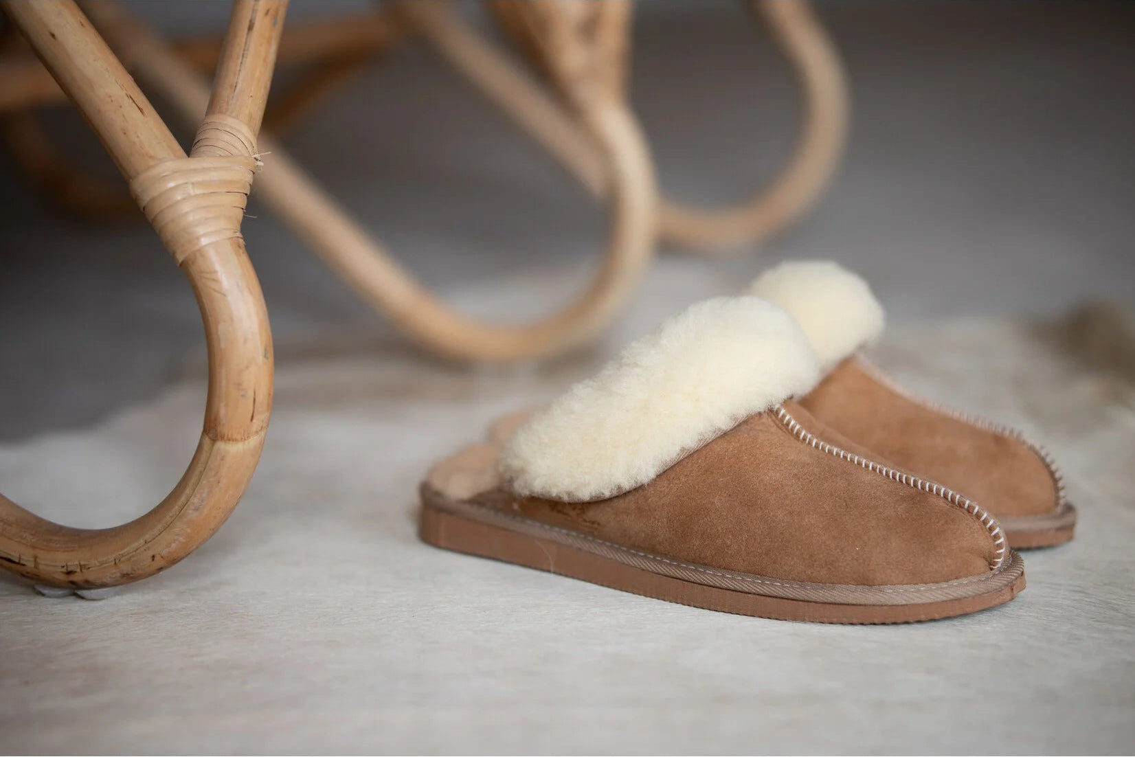 Chaussons d'intérieur pour femmes Elina en peau de mouton véritable couleur chameau