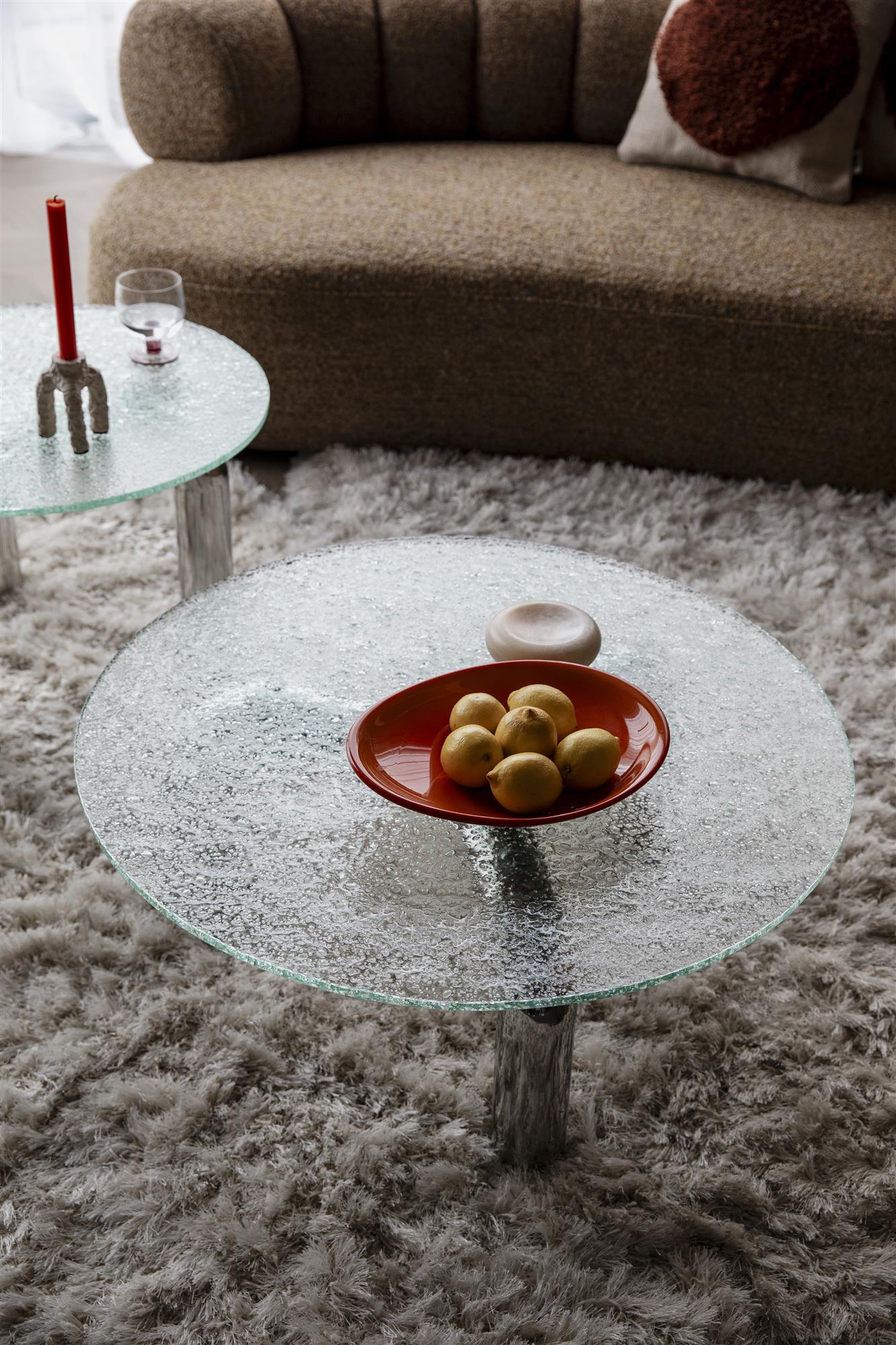 En outre, verre, laiton